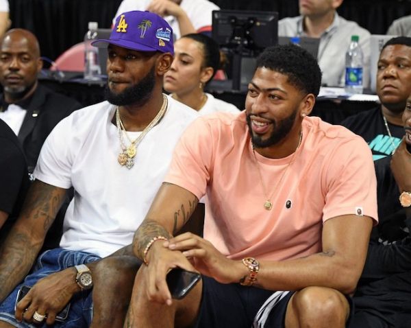 LeBron James (L) and Anthony Davis watch a game between the New Orleans Pelicans and the New York Knicks during the 2019 NBA Summer League at the Thomas & Mack Center in Las Vegas, Nevada. PHOTO/AFP