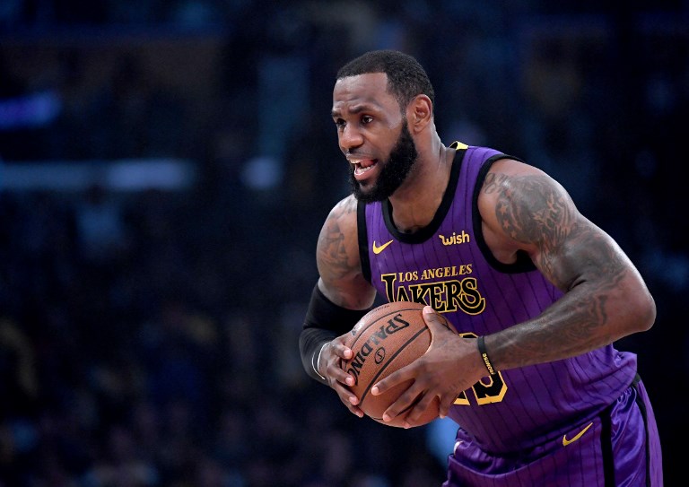 LeBron James of the Los Angeles Lakers palms the ball before the game against the New Orleans Pelicans at Staples Center on December 21, 2018 in Los Angeles, California. PHOTO/AFP