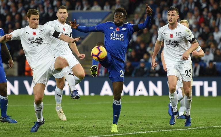 Leicester City's Nigerian midfielder Wilfred Ndidi (C) shoots but fails to score during the English Premier League football match between Leicester City and Burnley at King Power Stadium in Leicester, central England on November 10, 2018.PHOTO/ AFP