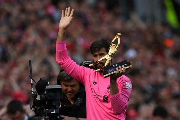 Liverpool's Brazilian goalkeeper Alisson Becker holds the Premier League Golden Glove award for the most clean sheets at the end of the English Premier League football match between Liverpool and Wolverhampton Wanderers at Anfield in Liverpool, north west England on May 12, 2019. PHOTO/AFP