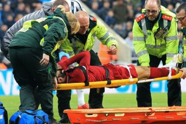 Liverpool's Egyptian midfielder Mohamed Salah reacts as he is placed on a stretcher after injuring himself in a challenge with Newcastle United's Slovakian goalkeeper Martin Dubravka (not pictured) during the English Premier League football match between Newcastle United and Liverpool at St James' Park in Newcastle-upon-Tyne, north east England on May 4, 2019. PHOTO/AFP