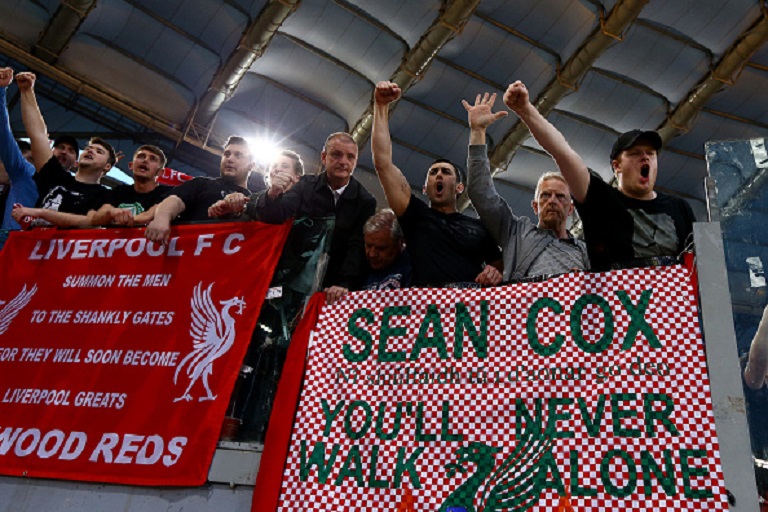 Liverpool supporters with a banner in honor of the irish fan Sean Cox at Olimpico Stadium in Rome, Italy on May 02, 2018.PHOTO/GETTY IMAGES