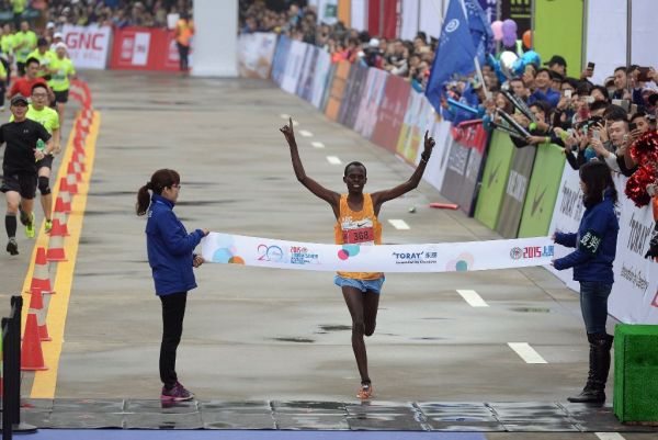 Lonyangata Paul Kipchumba of Kenya wins the 2015 Shanghai International Marathon in a time of two hours, seven minutes and 14 seconds in Shanghai on November 8, 2015. Shanghai marathon kicked off in the morning of November 8, with 35,000 runners starting their race from the Bund, local media reported. PHOTO | AFP