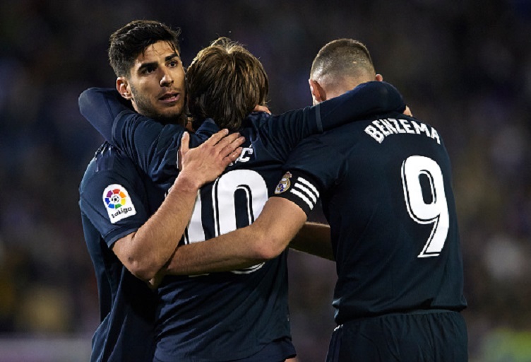 Luka Modric of Real Madrid celebrates after scoring his team's fourth goal with his teammates Karim Benzema and Marco Asensio during the La Liga match between Real Valladolid CF and Real Madrid CF at Jose Zorrilla on March 10, 2019 in Valladolid, Spain. PHOTO/GettyImages