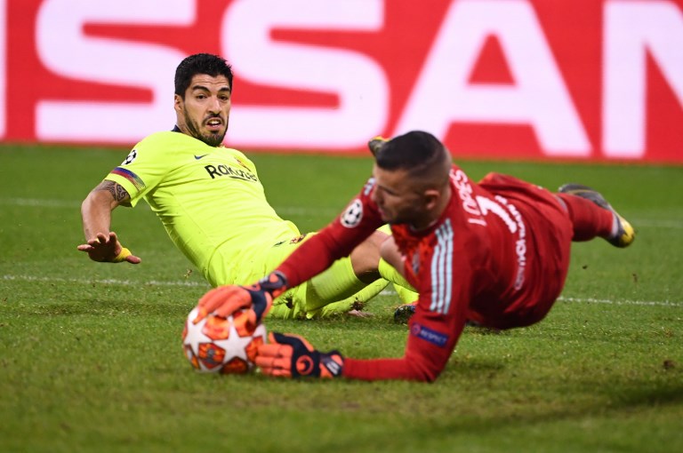 Lyon's Portuguese goalkeeper Anthony Lopes (R) catches the ball next to Barcelona's Uruguayan forward Luis Suarez (L) during the UEFA Champions League round of 16 first leg football match between Lyon (OL) and FC Barcelona on February 19, 2019, at the Groupama Stadium in Decines-Charpieu, central-eastern France. PHOTO/AFP