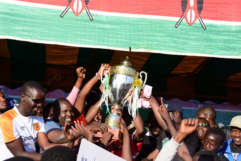 Makadara MP George Aladwa hands over the trophy to 2018 Koth Biro tournament champions, Cinema FC at Ziwani Grounds in Nairobi on January 5, 2019. PHOTO/SPN