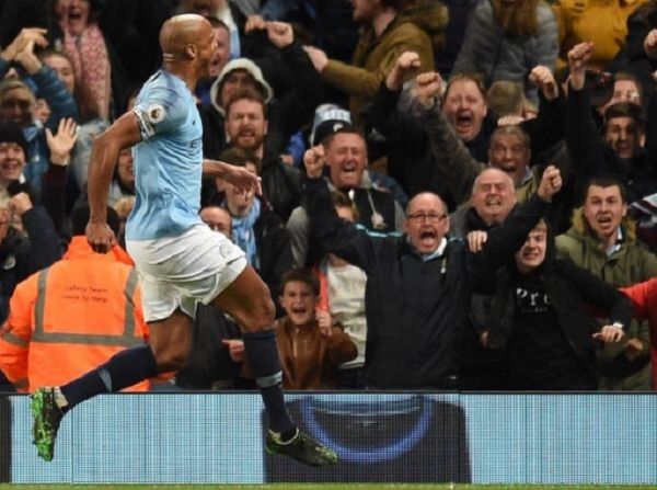 Manchester City's Belgian defender Vincent Kompany (L) celebrates scoring the opening goal during the English Premier League football match between Manchester City and Leicester City at the Etihad Stadium in Manchester, north west England, on May 6, 2019. PHOTO/AFP
