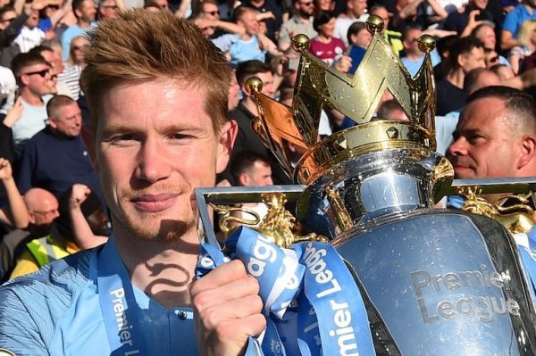 Manchester City's Belgian midfielder Kevin De Bruyne poses with the Premier League trophy after their 4-1 victory in the English Premier League football match between Brighton and Hove Albion and Manchester City at the American Express Community Stadium in Brighton, southern England on May 12, 2019. PHOTO/AFP
