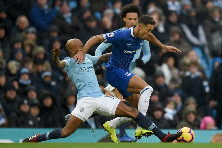 Manchester City's English midfielder Fabian Delph (L) vies with Everton's English striker Dominic Calvert-Lewin during the English Premier League football match between Manchester City and Everton at the Etihad Stadium in Manchester, north west England, on December 15, 2018. PHOTO/AFP