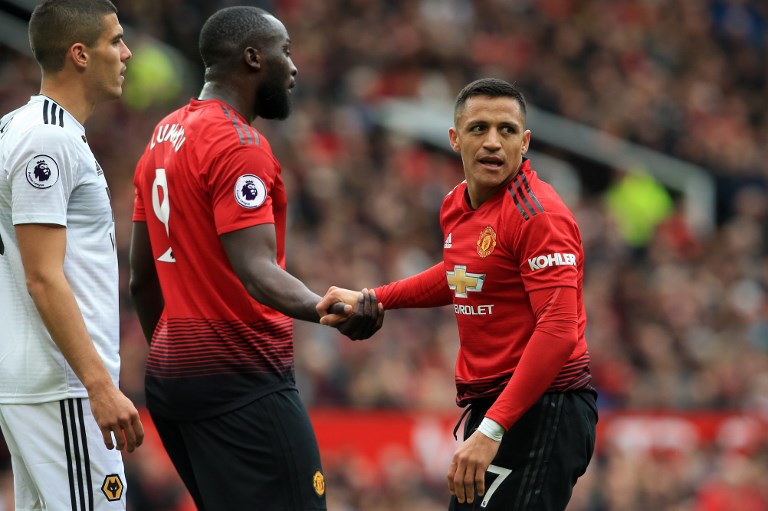 Manchester United's Chilean striker Alexis Sanchez (R) gestures to Manchester United's Belgian striker Romelu Lukaku (L) during the English Premier League football match between Manchester United and Wolverhampton Wanderers at Old Trafford in Manchester, north west England, on September 22, 2018. PHOTO/AFP