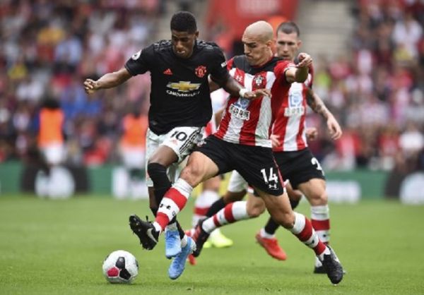 Manchester United's English striker Marcus Rashford (L) takes on Southampton's Spanish midfielder Oriol Romeu (R) during the English Premier League football match between Southampton and Manchester United at St Mary's Stadium in Southampton, southern England on August 31, 2019. PHOTO/AFP