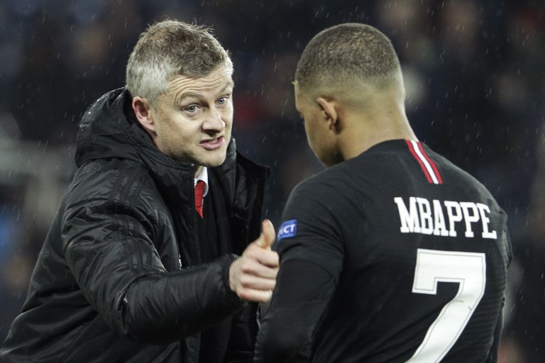 Manchester United's Norwegian caretaker manager Ole Gunnar Solskjaer (L) speaks with Paris Saint-Germain's French forward Kylian Mbappe at the end of the UEFA Champions League round of 16 second-leg football match between Paris Saint-Germain (PSG) and Manchester United at the Parc des Princes stadium in Paris on March 6, 2019. PHOTO/AFP