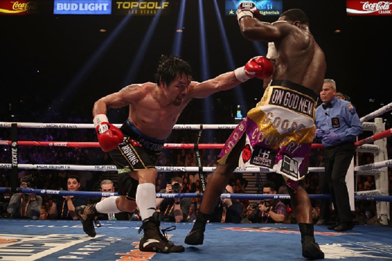 Manny Pacquiao (L) throws a left on Adrien Broner during the WBA welterweight championship at MGM Grand Garden Arena on January 19, 2019 in Las Vegas, Nevada.PHOTO/GETTY IMAGES