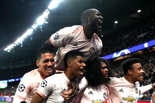 Marcus Rashford of Manchester United celebrates after scoring his sides third goal with teammates during the UEFA Champions League Round of 16 Second Leg match between Paris Saint-Germain and Manchester United at Parc des Princes on March 06, 2019 in Paris. PHOTO/GettyImages