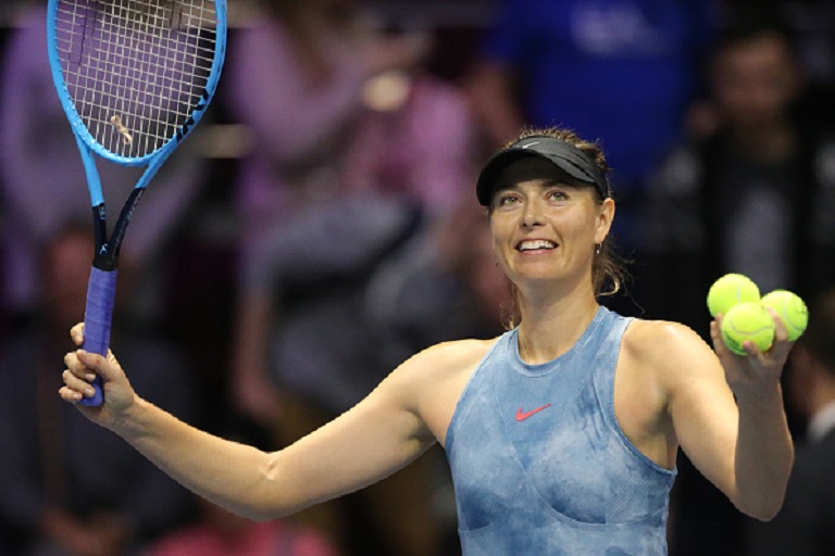 Maria Sharapova thanks supporters during the St. Petersburg Ladies Trophy-2019 tennis tournament match in St.Petersburg, Russia.PHOTO/GETTY IMAGES