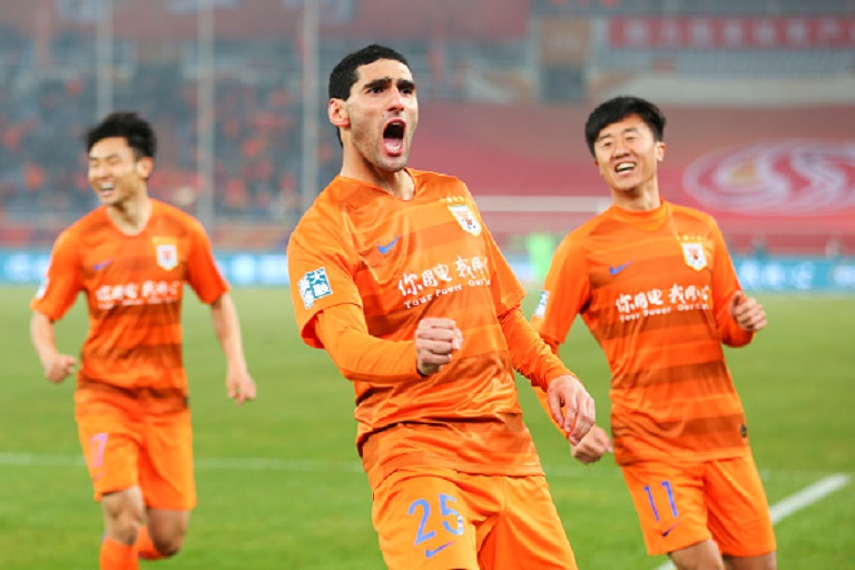 Marouane Fellaini #25 of Shandong Luneng celebrates after scoring his team's first goal during the first round match of 2019 Chinese Football Association Super League (CSL) between Shandong Luneng and Beijing Renhe at Jinan Olympic Sports Center Stadium on March 1, 2019 in Jinan, Shandong Province of China.PHOTO/GETTY IMAGES