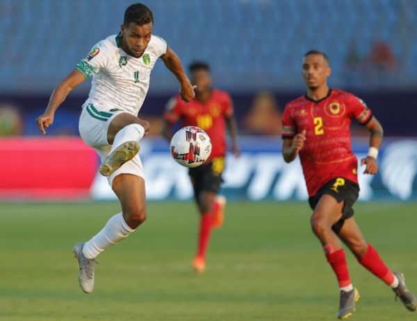 Mauritania's forward Bessam (L) controls the ball as he is marked by Angola's defender Bruno Gaspar during the 2019 Africa Cup of Nations (CAN) Group E football match between Mauritania and Angola at the Suez Stadium on June 29, 2019. PHOTO/AFP