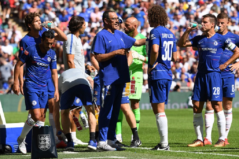 Maurizio Sarri, Head Coach of Chelsea speaks with David Luiz of Chelsea as the players gather round for a water break during the FA Community Shield between Manchester City and Chelsea at Wembley Stadium on August 5, 2018 in London, England. PHOTO/GettyImages