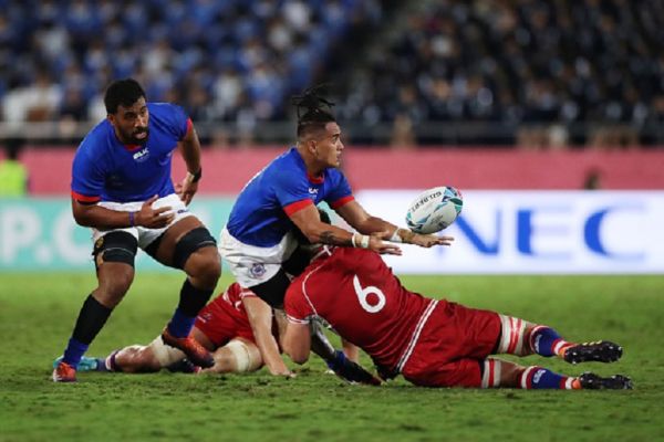 Melani Matavao of Samoa off loads the ball as he is tackled by Vitaly Zhivatov of Russia during the Rugby World Cup 2019 Group A game between Russia and Samoa at Kumagaya Rugby Stadium on September 24, 2019 in Kumagaya, Saitama, Japan. PHOTO/ GETTY IMAGES