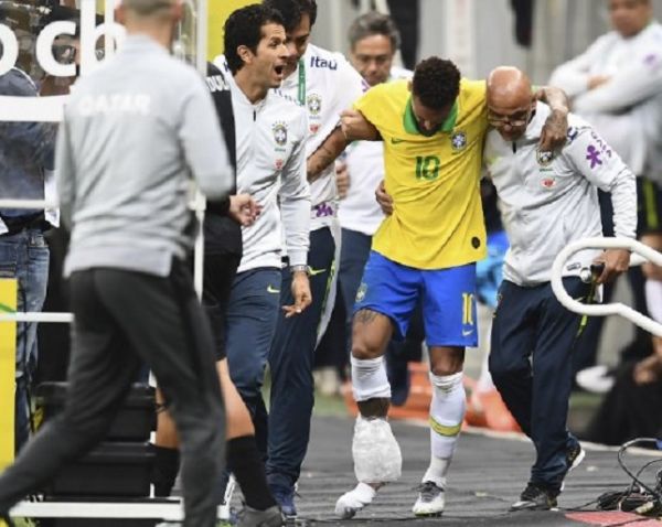n this file photo taken on June 5, 2019 Brazil's Neymar leaves the pitch injured during a friendly football match against Qatar at the Mane Garrincha stadium in Brasilia, ahead of Brazil 2019 Copa America.PHOTO/ AFP