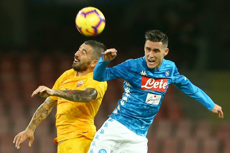 Napoli's Spain striker Jose Maria Callejon (R) fights for the ball with AS Roma Swedish goalkeeper Robin Olsen during the Italian Serie A football match SSC Napoli vs AS Roma on October 28 2018 at the San Paolo Stadium.PHOTO/AFP
