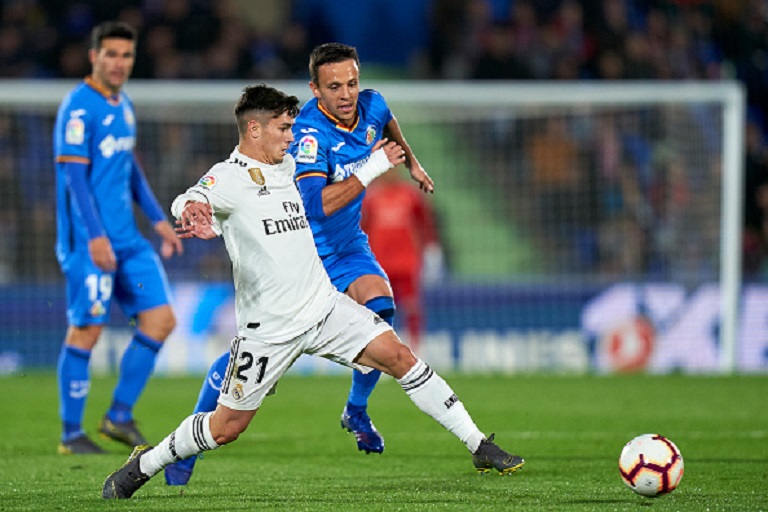 Nemanja Maksimovic of Getafe CF battle for the ball with Brahim Diaz of Real Madrid CF during the La Liga match between Getafe CF and Real Madrid CF at Coliseum Alfonso Perez on April 25, 2019 in Getafe, Spain.PHOTO/GETTY IMAGES