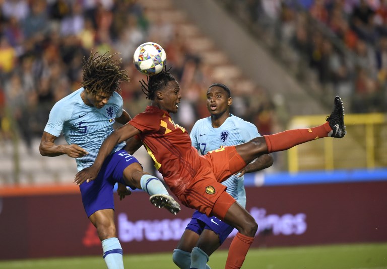 Netherlands' Nathan Ake (L) vies with Belgium's Derrick Boyata (R) during the friendly football match between Belgium and the Netherlands, at the King Baudouin Stadium, on October 16, 2018 in Brussels. PHOTO/AFP