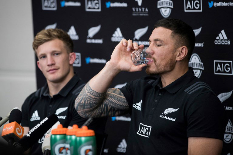 New Zealand's All Blacks' Damian McKenzie (L) and Sonny Bill Williams attend a press conference in Tokyo on October 25, 2018, ahead of their Bledisloe Cup rugby match against Australia's Wallabies in Yokohama on October 27. PHOTO/AFP