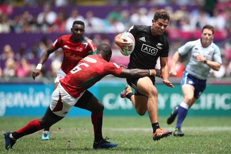 New Zealand's Andrew Knewstubb drives through the Kenya defense on day two of the Cathay Pacific/ HSBC Hong Kong Sevens in Hong Kong on 6 April 2019.PHOTO/HTTPS://WWW.WORLD.RUGBY