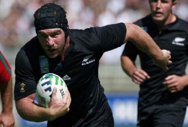 New Zealand's hooker Andrew Hore runs with the ball during their rugby union World Cup group C match New-Zealand vs. Portugal, 15 September 2007 at the Gerland stadium in Lyon.PHOTO/ GETTY IMAGES