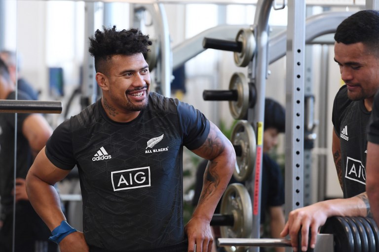 New Zealand's rugby team All Blacks' Ardie Savea (L) chats with teammate Vaea Fifita during a training session at a gym in Tokyo on October 22, 2018. The All Blacks are in Tokyo ahead of their Bledisloe Cup match 3 against Australia. PHOTO/AFP