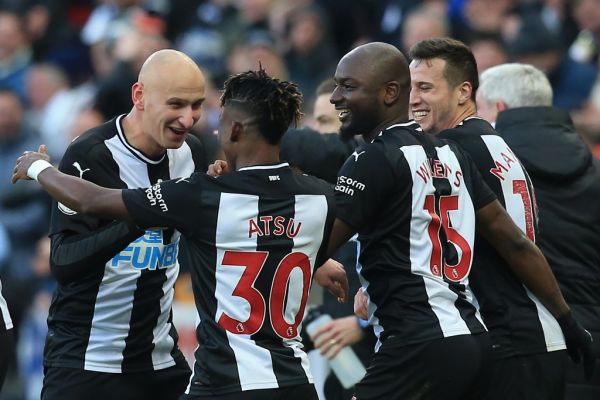 Newcastle United's English midfielder Jonjo Shelvey (L) celebrates with teammates after scoring his team's second goal during the English Premier League football match between Newcastle United and Manchester City at St James' Park in Newcastle-upon-Tyne, north east England on November 30, 2019. PHOTO \ AFP