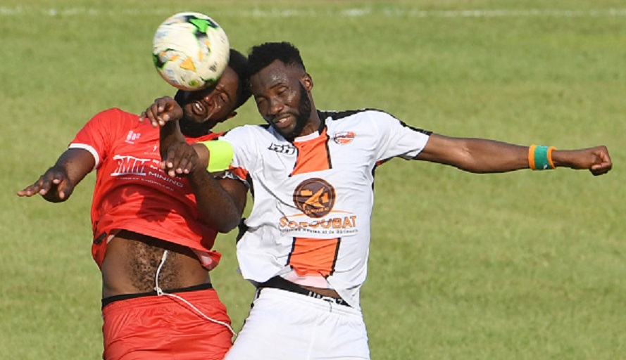 Nkana's Festus Mbewe (L) vies for the ball with San Pedro's Ousmane Ouattara (R) during the CAF Confederation Cup play-offs second legs football match between FC San Pedro and Nkana FC at the Felix Houphouet-Boigny Stadium in Abidjan on January 20, 2019. PHOTO/GettyImages