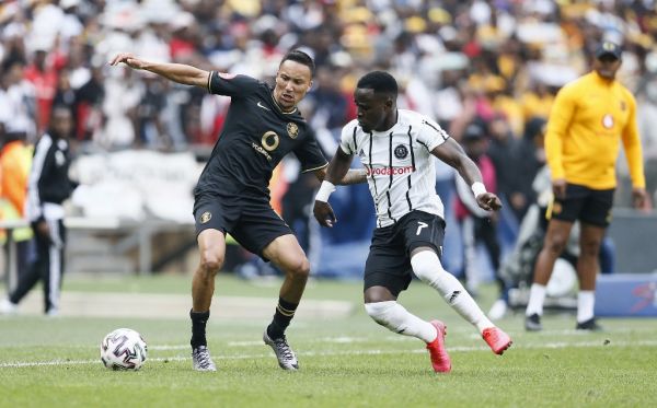 Orlando Pirates' midfielder Luvuyo Memela (R) fights for the ball with Kaizer Chiefs' midfielder Kearyn Baccus (L) during the Premier Soccer League match between Orlando Pirates and Kaizer Chiefs at the FNB Stadium in Soweto on February 29, 2020. PHOTO | AFP