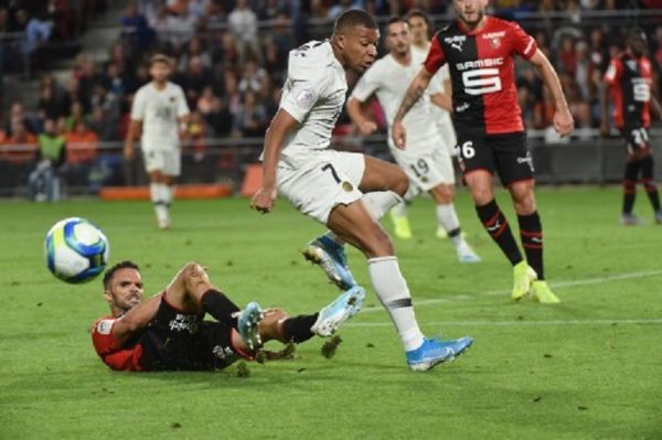 Paris Saint-Germain's French forward Kylian Mbappe vies for the ball during the French L1 football match between Rennes (SRFC) and Paris Saint-Germain (PSG) on August 18, 2019, at the Rosharon Park stadium in Rennes. PHOTO/ GETTY IMAGES