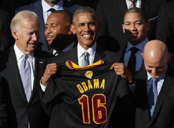 President Barack Obama and Vice President Joseph Biden pose for photos with head coach Tyronn Lue and other members of the Cleveland Cavaliers during a South Lawn event November 10, 2016 at the White House in Washington, DC. President Obama hosted the Cavaliers to honor their 2016 NBA championship.PHOTO/ GETTY IMAGES