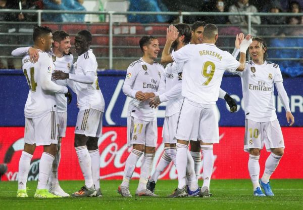 Real Madrid players celebrate the Fede Valverde's goal during the Spanish championship La Liga football match between SD Eibar and Real Madrid CF on November 9, 2019 at Municipal de Ipurua Stadium in Eibar, Spain . PHOTO \ AFP