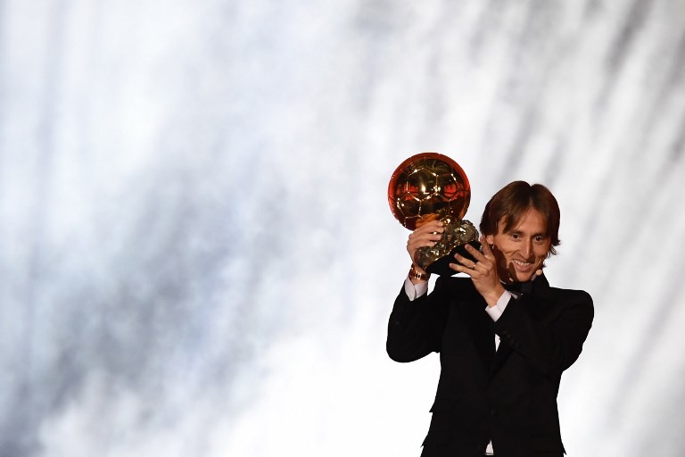 Real Madrid's Croatian midfielder Luka Modric brandishes the trophy after receiving the 2018 FIFA Men's Ballon d'Or award for best player of the year during the 2018 FIFA Ballon d'Or award ceremony at the Grand Palais in Paris on December 3, 2018. PHOTO/AFP