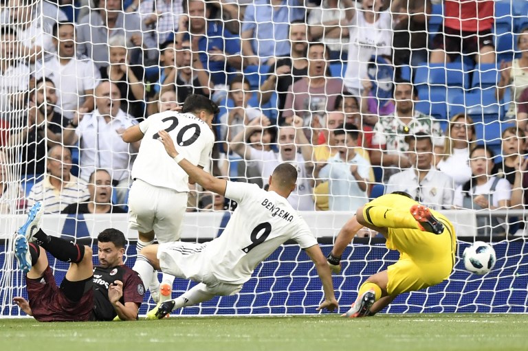 Real Madrid's French forward Karim Benzema (C) scores a goal during the Santiago Bernabeu Trophy football match between Real Madrid and AC Milan in Madrid on August 11, 2018. PHOTO/AFP