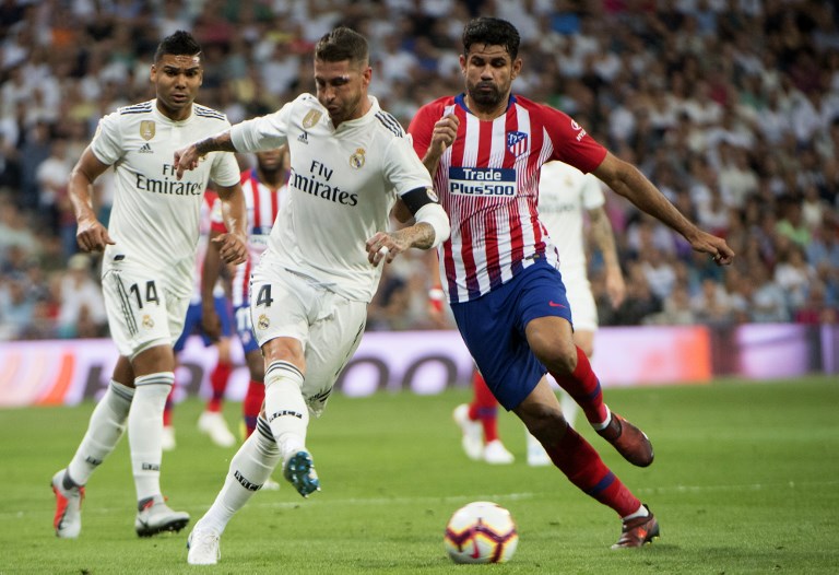 Real Madrid's Spanish defender Sergio Ramos (L) vies with Atletico Madrid's Spanish forward Diego Costa during the Spanish league football match between Real Madrid CF and Club Atletico de Madrid at the Santiago Bernabeu stadium in Madrid on September 29, 2018. PHOTO/AFP