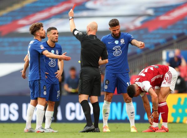 Referee Anthony Taylor (C) shows a red card to Chelsea's Croatian midfielder Mateo Kovacic (2L) during the English FA Cup final football match between Arsenal and Chelsea at Wembley Stadium in London, on August 1, 2020. PHOTO | AFP