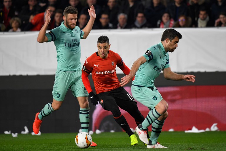 Rennes' French forward Hatem Ben Arfa (C) vies with Arsenal's Greek defender Sokratis Papastathopoulos (R) during the UEFA Europa League round of 16 first leg football match between Stade Rennais FC and Arsenal FC at the Roazhon Park stadium in Rennes, northwestern France on March 7, 2019. PHOTO/AFP
