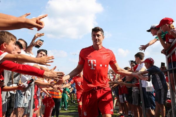 Robert Lewandowski of FC Bayern Muenchen smiles prior to the Traumspiel between Vilshofen Rot Weiss and FC Bayern Muenchen at Klaus Augenthaler Stadion on August 25, 2019 in Vilshofen, Germany.PHOTO/ GETTY IMAGES