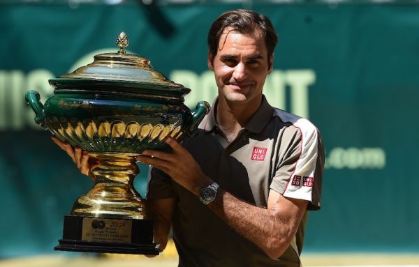 Roger Federer from Switzerland poses with the trophy after he won his final match against David Goffin from Belgium at the ATP tennis tournament in Halle, western Germany, on June 23, 2019. PHOTO/AFP