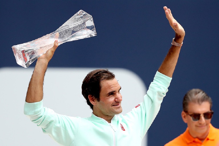 Roger Federer of Switzerland celebrates with the Butch Buchholz Trophy after defeating John Isner during the men's final of the Miami Open Presented by Itau at Hard Rock Stadium March 31, 2019 in Miami Gardens, Florida.PHOTO/GETTY IMAGES