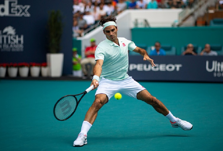 Roger Federer of Switzerland hits a forehand against Daniil Medvedev of Russia in the quarterfinals of the men's singles at the Miami Open at the Hard Rock Stadium on March 27, 2019 in Miami Gardens, Florida.PHOTO/ GETTY IMAGES