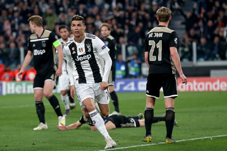 Ronaldo of Juventus Turin celebrates after scoring his team's first goal during the UEFA Champions League Quarter Final second leg match between Juventus and Ajax at Juventus Stadium on April 16, 2019 in Turin, Italy.PHOTO/ GETTY IMAGES