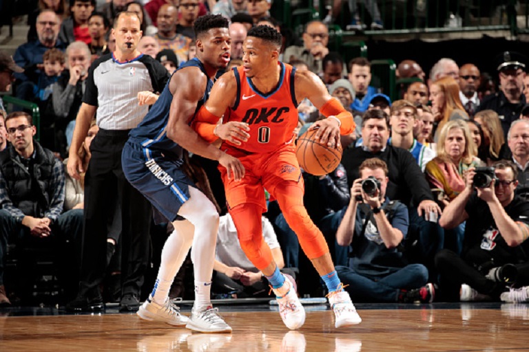 Russell Westbrook #0 of the Oklahoma City Thunder handles the ball against the Dallas Mavericks on December 30, 2018 at the American Airlines Center in Dallas, Texas.PHOTO/GETTY IMAGES