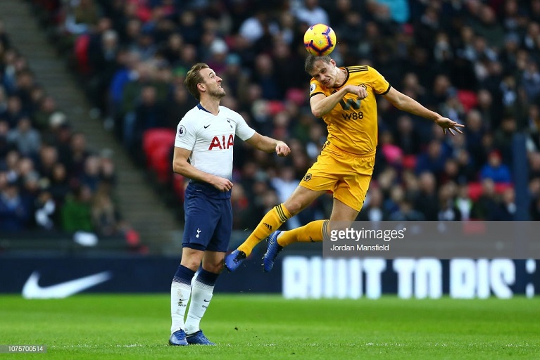 Ryan Bennett of Wolverhampton Wanderers competes for a header with Harry Kane of Tottenham Hotspur during the Premier League match between Tottenham Hotspur and Wolverhampton Wanderers at Tottenham Hotspur Stadium on December 29, 2018 in London, United Kingdom. PHOTO/GETTY IMAGES
