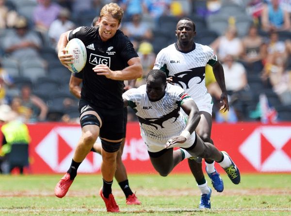 Scott Curry of New Zealand (L) runs with the ball in the men's round three match against Kenya during the Sydney Sevens rugby tournament at Bankwest Stadium in Sydney on February 2, 2020. PHOTO | AFP